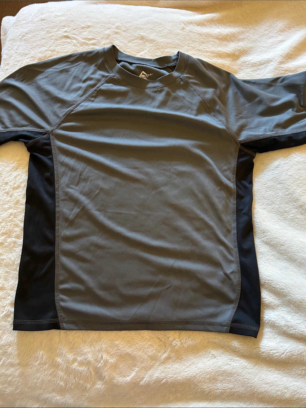 Kanu Surf Men's Gray and Black Short Sleeve Rash Guard